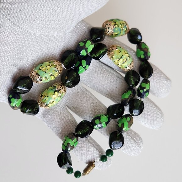 1950-60 -S VINTAGE MURANO?ART GLASS GREEN AND GOLD FOIL DECORATED NECKLACE . - Picture 2 of 6